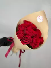 Моно букет из 9 красных роз в упаковке