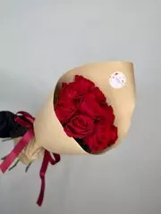 Моно букет из 9 красных роз в упаковке
