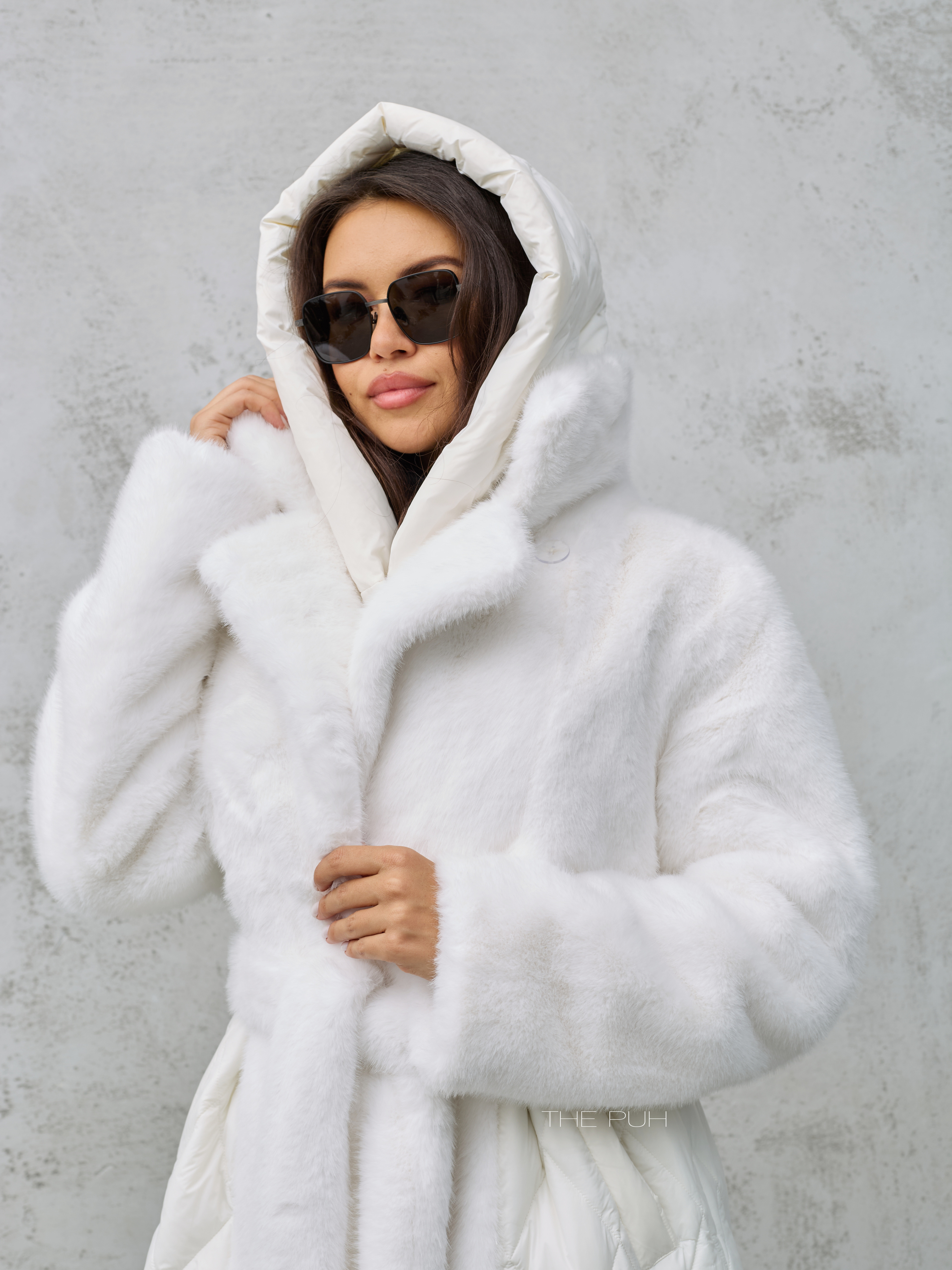 Белый комбинированный пуховик с капюшоном и поясом