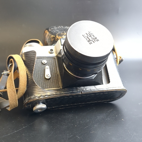 №4 Фотоаппарат "Зенит-Е" с объективом "Гелиос 44 - 2", металл, стекло, кожа, пластик, Красногорский механический завод (КМЗ), СССР, 1977 г.