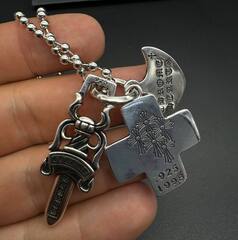 kole-cepochka-s-3mya-podveskami-v-stilistike-chrome-hearts