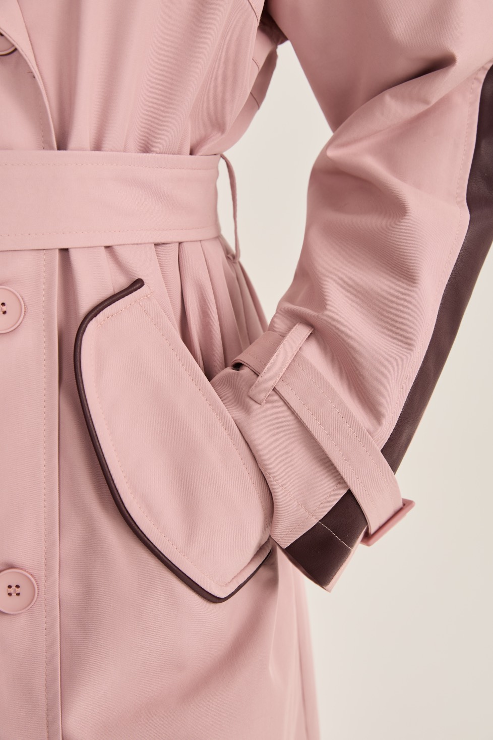 Тренч двубортный с отделкой, пудра