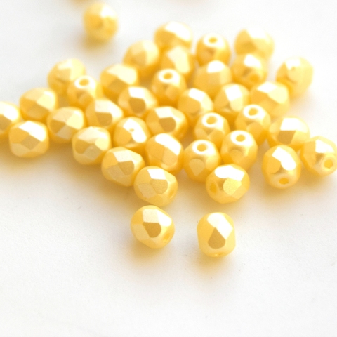 Бусина 3 мм граненая Pastel Cream