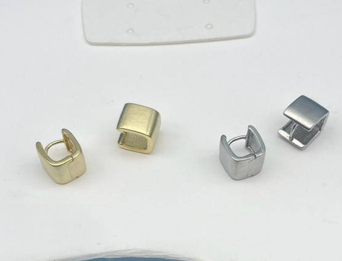 30418- Серьги мини кубики 1 см , цвет серебро/золото матовые