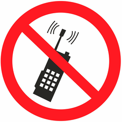 Р18 "Запрещается пользоваться мобильным (сотовым) телефоном или переносной рацией"