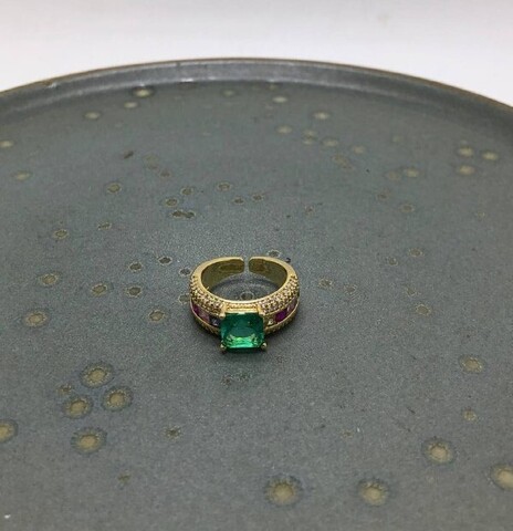 Кольцо радужное с зеленым камнем золото