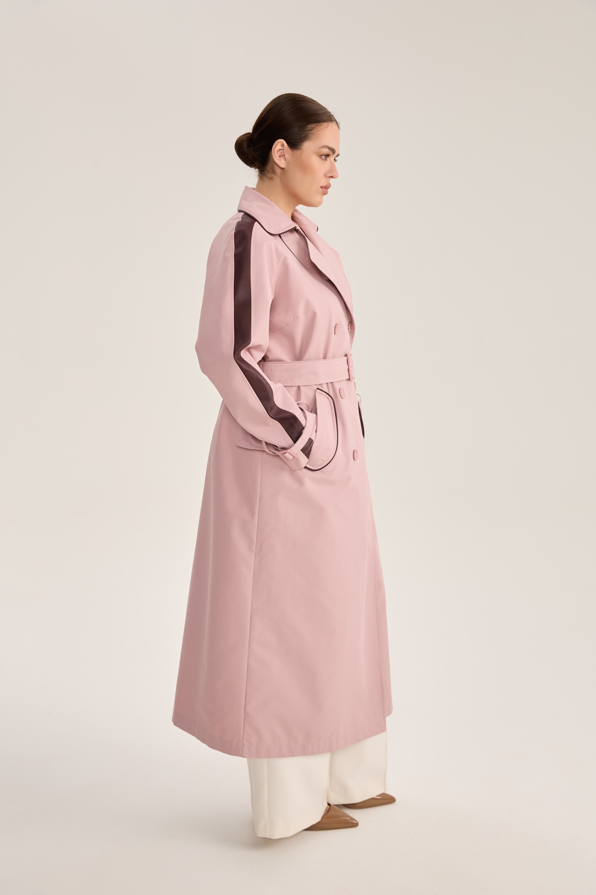Тренч двубортный с отделкой, пудра