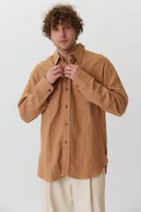 Объемная мужская рубашка из льна карамельного цвета