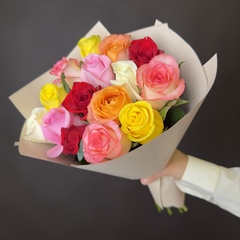 Букет цветов из 15 микс роз Россия