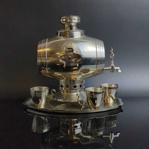 Самовар сувенирный в виде бочонка на подносе в комплекте с тремя стопками (Олимпиада - 80), металл, гравировка, СССР, 1980 г.