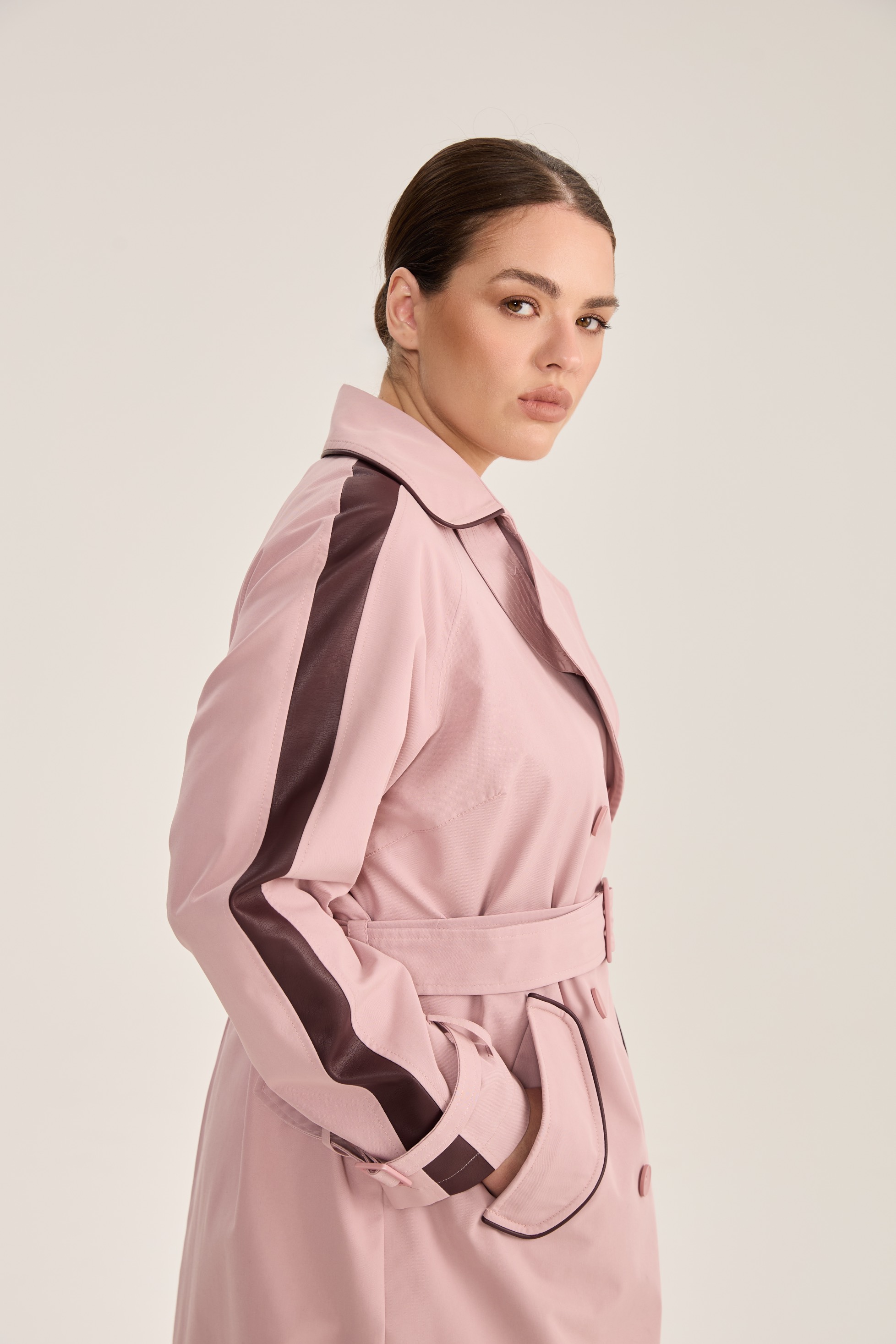 Тренч двубортный с отделкой, пудра