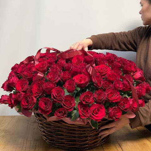Корзина с 151 красной розой