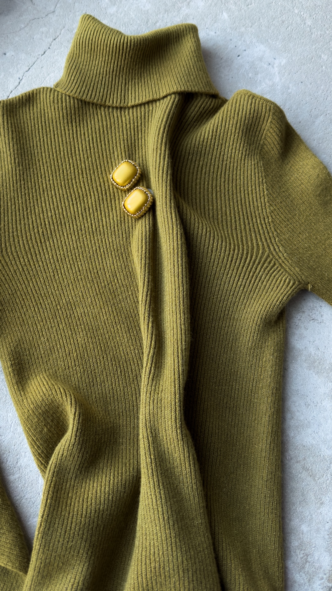 Золотые выпуклые серьги в винтажном стиле