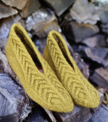 Описание по вязанию тапочек спицами "Burgeoning"