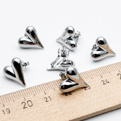 Ювелирные швензы-гвоздики Сердце, родиевое покрытие, размер 14*13 мм, цена за пару
