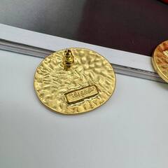 73123- Ассиметричные серьги круглые в стиле Schiaparelli с белой эмалью