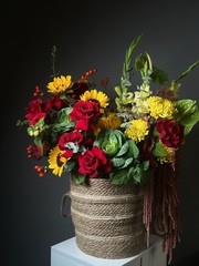 Авторская корзина цветов «Осенние мотивы»