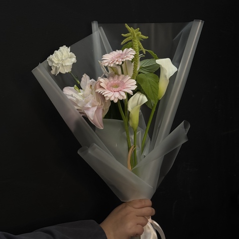 Букет в авторском стиле с лилией, герберой и каллами