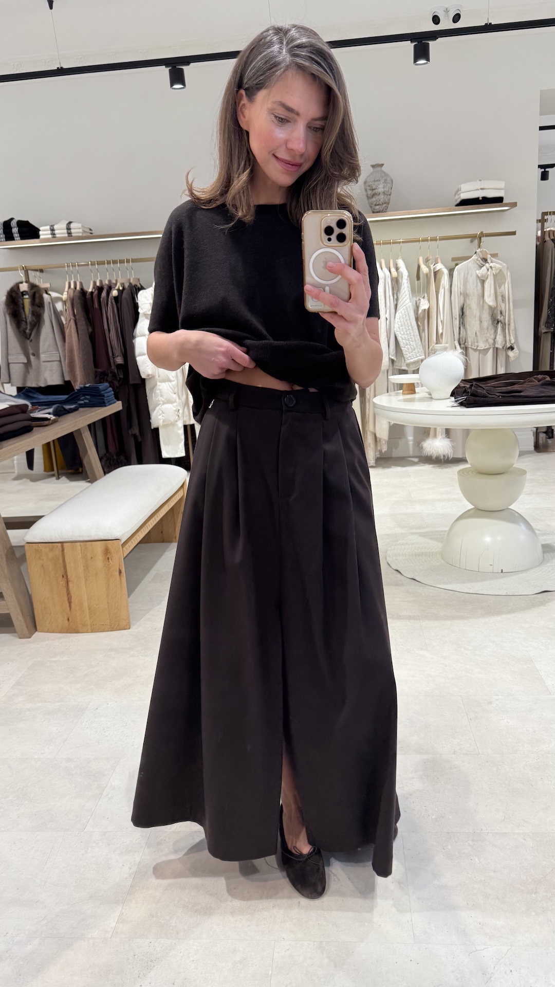 Юбка с защипами и разрезом