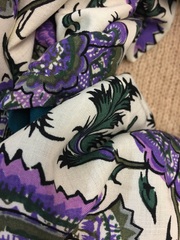 Шарф-снуд с оригинальным принтом - крупные зелено-фиолетовые ветки, цветы и листья средневекового чертополоха на белом фоне. Внутренняя часть - вискоза цвета 