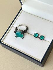 81891- Серьги-пусеты из серебра с кварцем цвета параиба и черными  фианитами