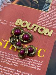 Пуговицы бронзовые неровной формы с розовым (красным) камнем