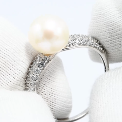 791168-kolco-iz-belogo-zolota-s-zhemchugom-i-fianitami-swarovski
