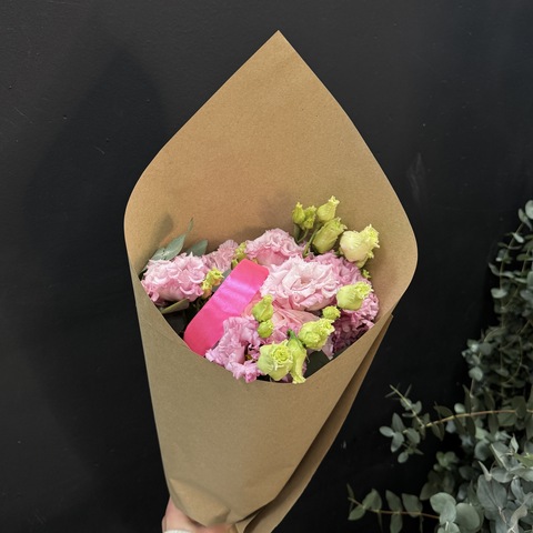 Букет-комплимент из эустомы и ранункулюса с эвкалиптом в крафте