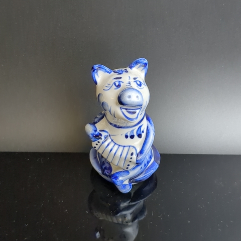 Автораская фарфоровая фигурка Свинка Дама с багажом. Высота 15 см. Клеймо