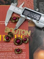 Пуговицы бронзовые неровной формы с розовым (красным) камнем