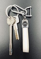 Брелок для ключей кожаный с эмблемой Mercedes с карабином (кожзам, белый цвет с желтой строчкой)