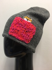 Зимняя шапка ANRU черно-белая с сиба-ину в розовом кармашке - это стильный и теплый головной убор, который станет отличным дополнением к вашему гардеробу.