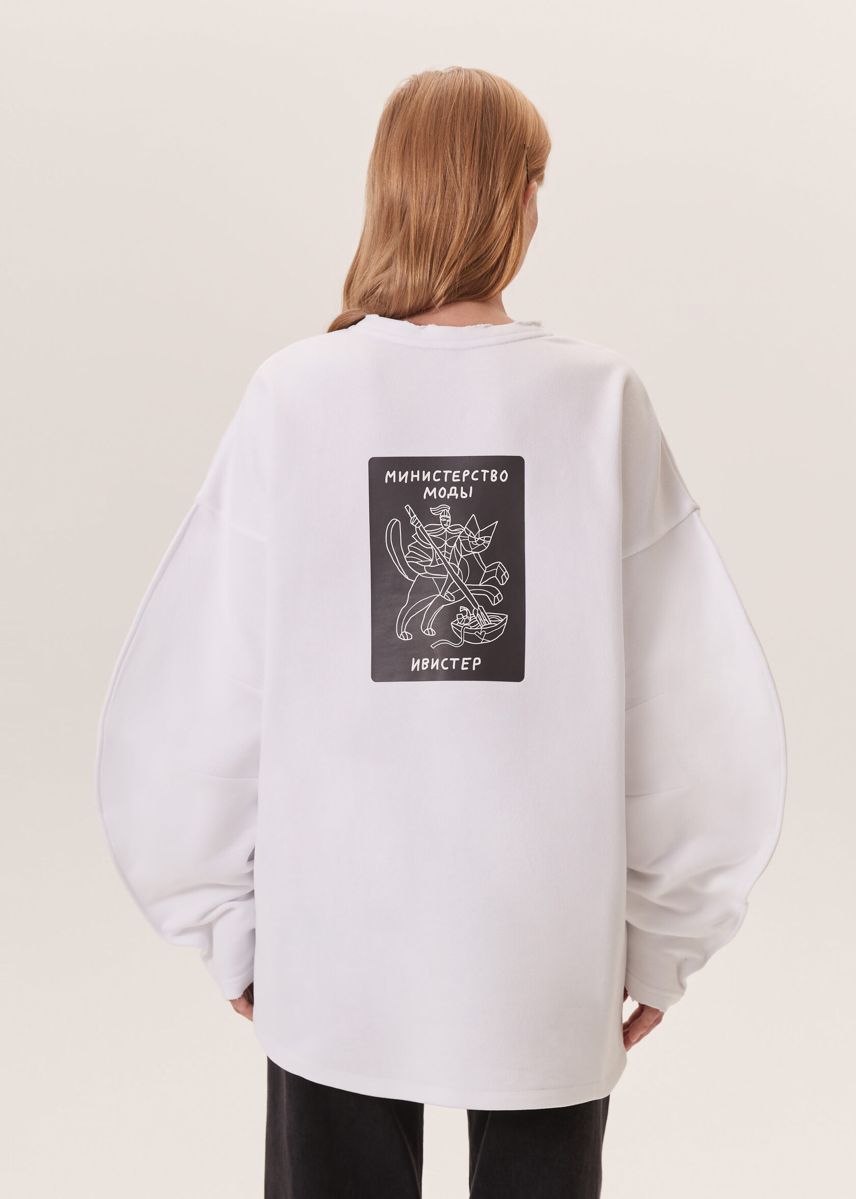 Свитшот МИНИСТЕРСТВО МОДЫ белого цвета