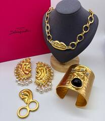 braslet-manzheta-uho-shirokij-v-stile-schiaparelli