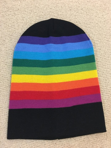 Зимняя двухслойная удлиненная шапочка с полосками. Мелкие радужные полоски на черном фоне.