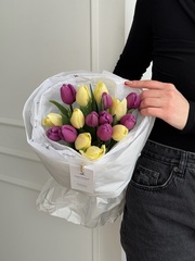 Букет из 17 фиолетового и желтого тюльпана-S доступен к заказу с 3.03.2026