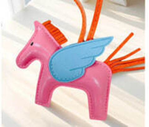 Подвеска-брелок «Пегас» — розовый B-11