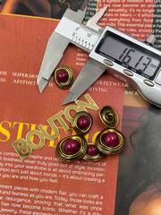 Пуговицы бронзовые неровной формы с розовым (красным) камнем