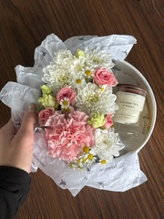 Цветочная композиция в коробке+свеча 50 мл