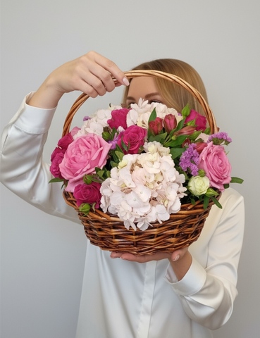 Корзина с цветами Притяжение