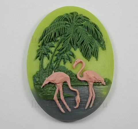 Камея "Фламинго" на зеленом фоне 30х40 мм ()