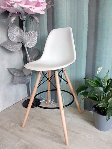 Интерьерный дизайнерский барный стул Eames Long Mold, на четырех ножках, для барных стоек 90-105 см, белый (выбор цвета)