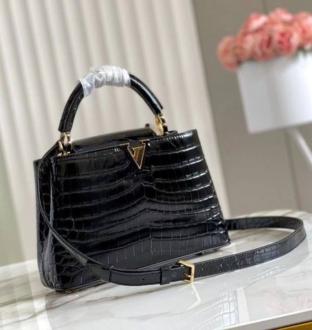 Сумка Louis Vuitton Capucines BB женская черный