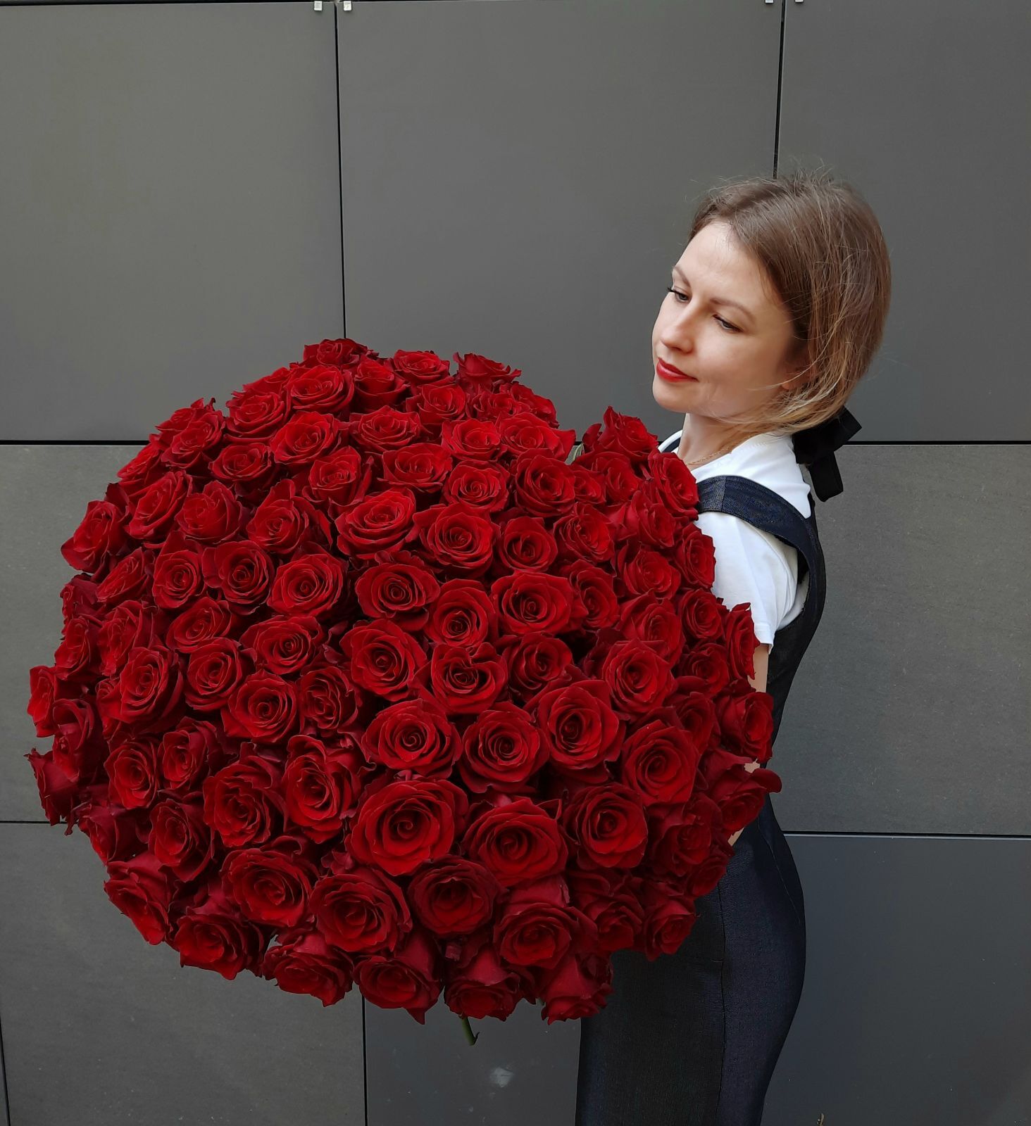 Белоснежные высокие розы . Цветы Владивосток