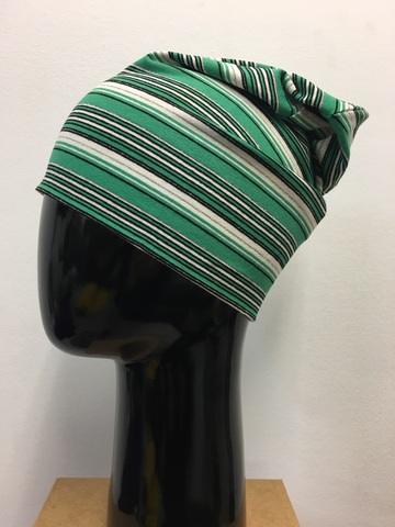 Тонкая трикотажная шапочка бини в черно-зелено-белую полоску с серебряной металлической нитью.