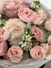 Букет из хризантемы, кустовых пионовидных роз, диантусов и оксипеталума