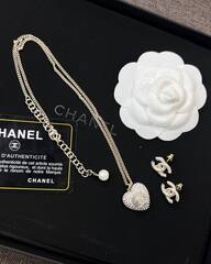 kole-cepochka-chanel-s-podveskoj-serdce-c-mikrozhemchugom-shampan