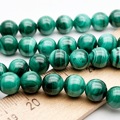 Малахит бусины, диаметр около 8,2-8,5 мм, цена за 11 шт (1/4 нити)