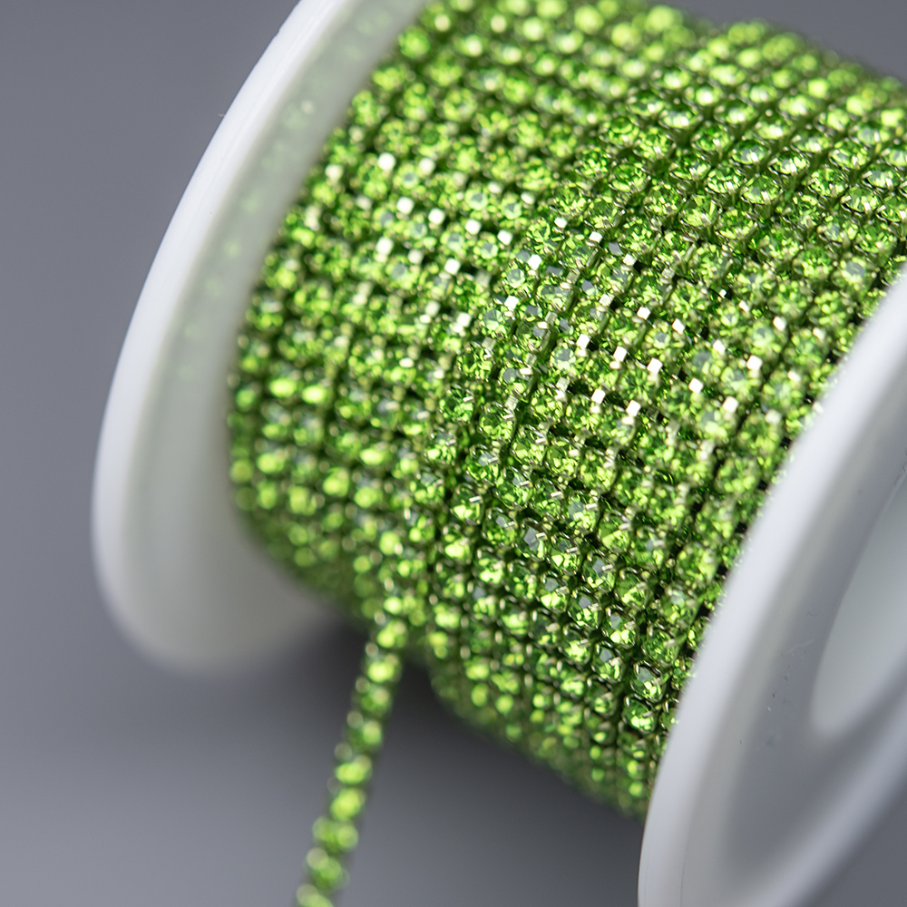Стразовая цепь, 2мм, зеленый кристалл в зеленых цапах