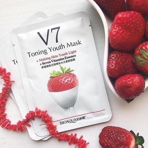 Тканевая маска с экстрактом клубники, Bioaqua V7 Toning Youth Mask